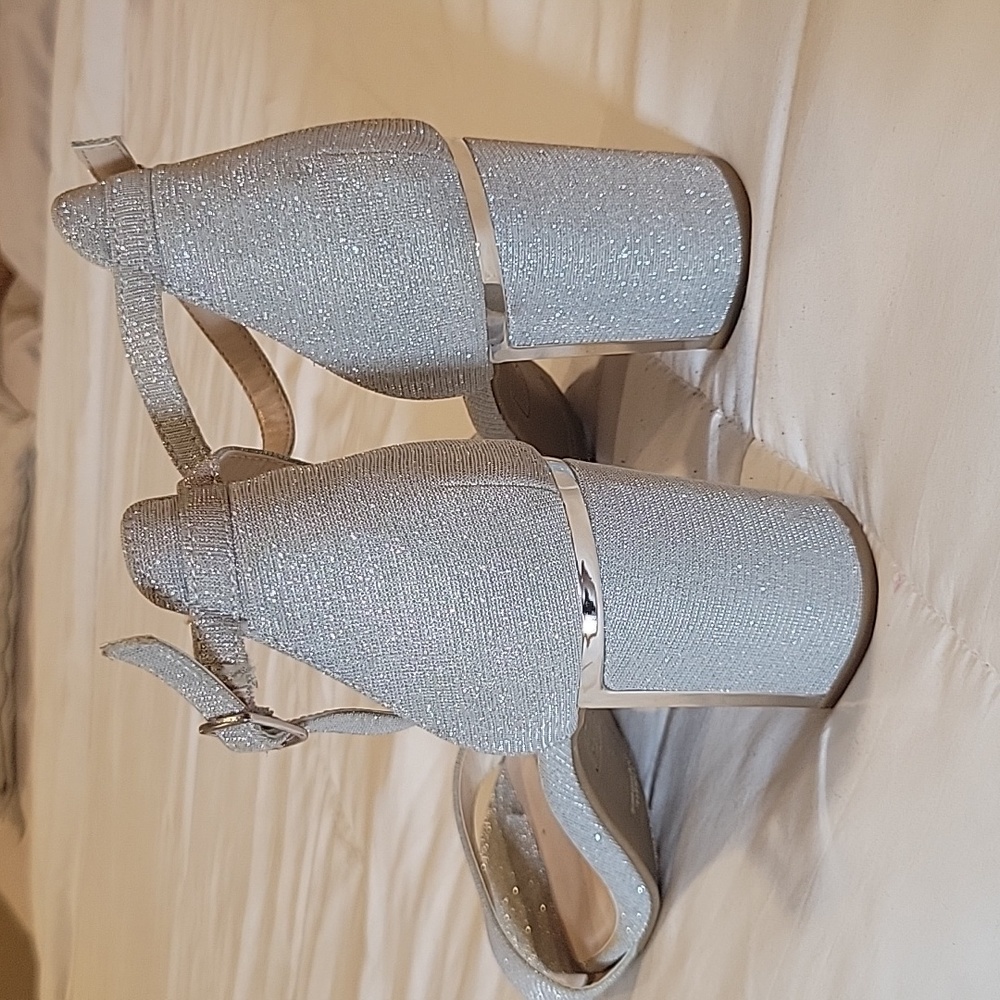 Silver heels - Picture 3 of 4